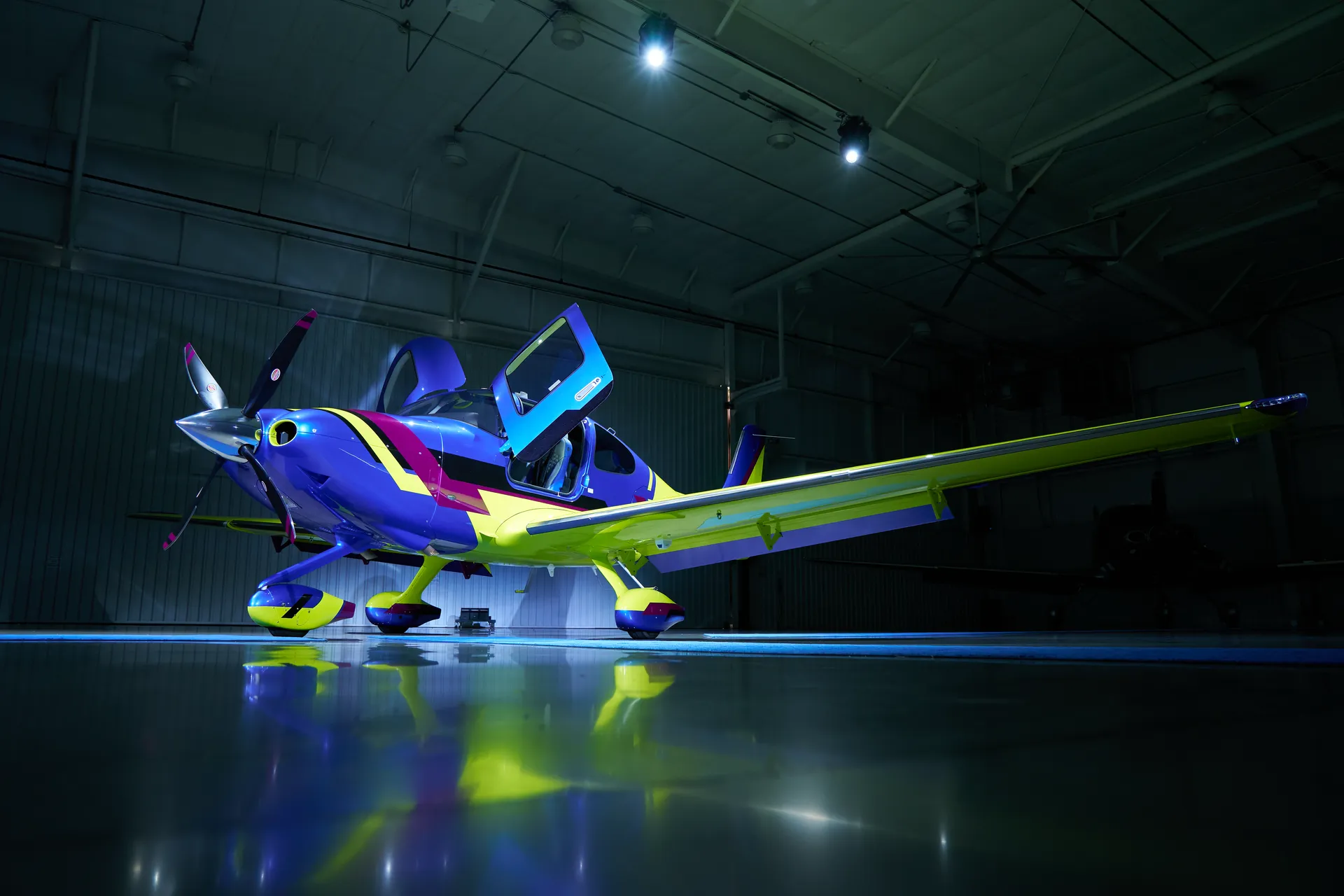 Cirrus SR Series in the hangar — composite craftsmanship up close